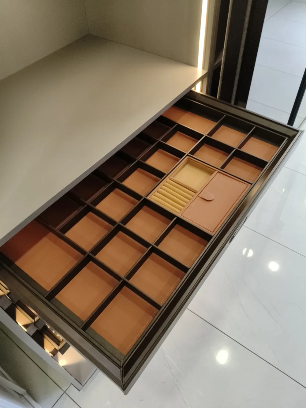 Hettich Leather Classification Box 900 – Mocha Finish